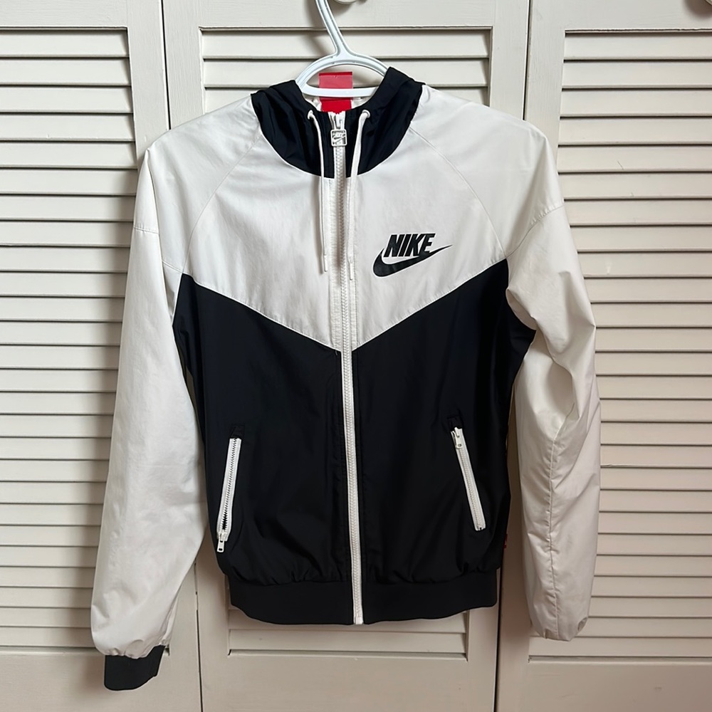 black and white small nike windbreaker